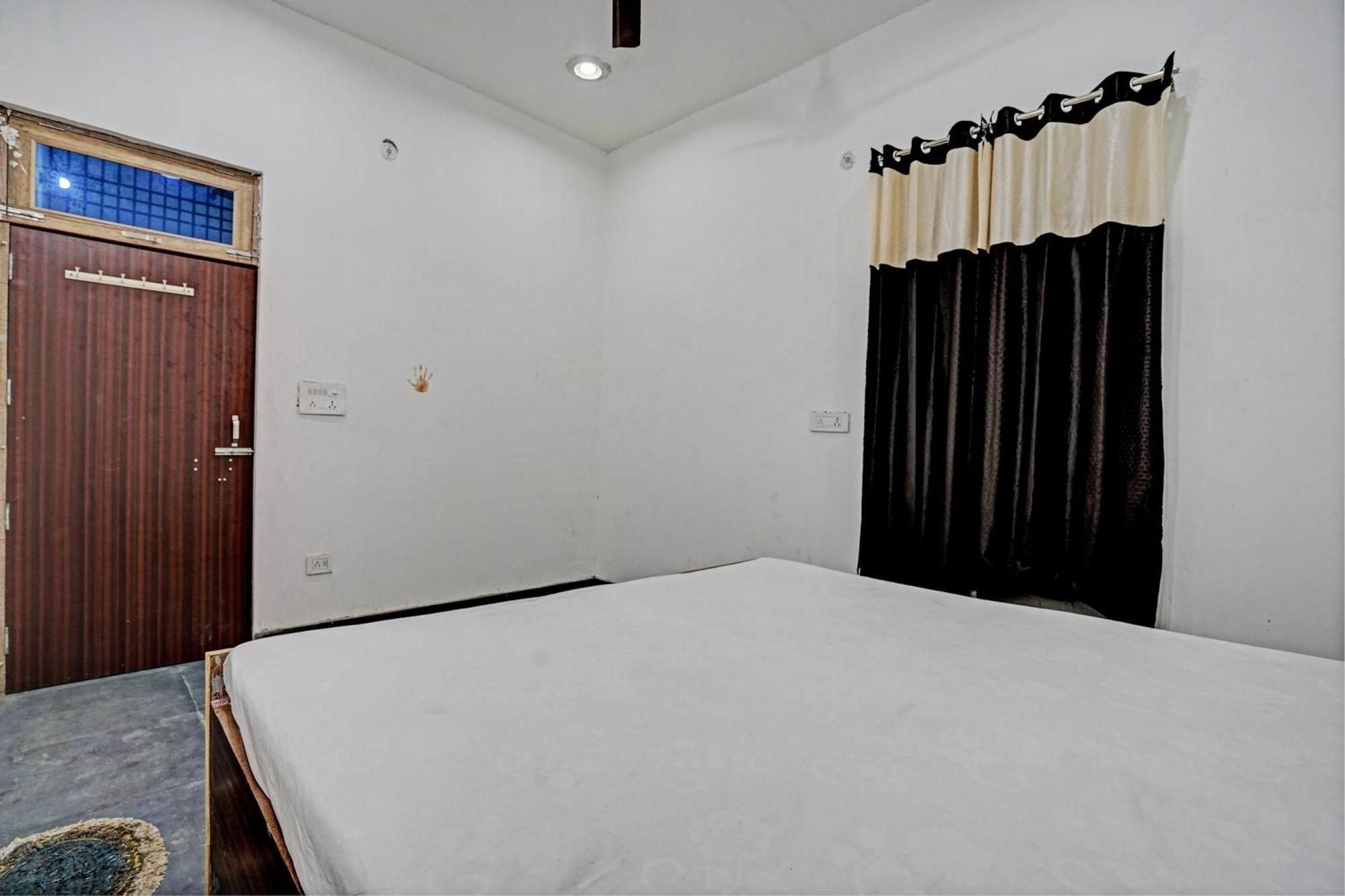Oyo Double Ss Hotel Hathras Exterior photo